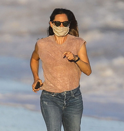 Jennifer Garner Is strolling the beach in Malibu after flirting with Bradley Cooper