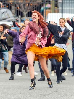 Anne Hathaway on the Filmset Modern Love Anne Hathaway on the Filmset Modern Love