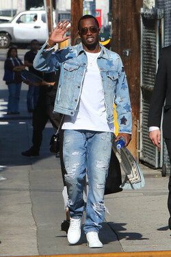 Sean P. Diddy Combs Narrowly Avoids Fall As He Waves To Fans At Jimmy Kimmel Sean P. Diddy Combs Narrowly Avoids Fall As He Waves To Fans At Jimmy Kimmel