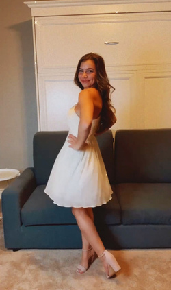 Serial Bridesmaid Dubbed Real Life 27 Dresses After Being A Bridesmaid 14 Times