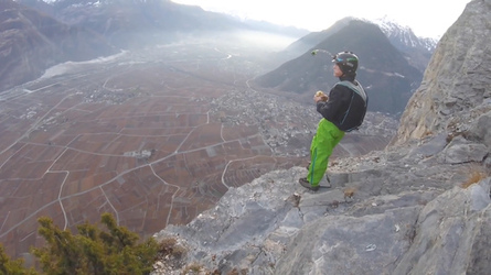 HAMBURGER AND FLIES HILARIOUS MOMENT BASE JUMPER OFF OFF THE SIDE OF A CLIFF WHILE EATING HIS LUNCH with video 