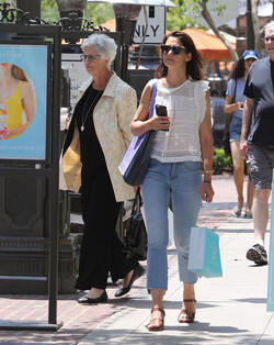 Katie Holmes shopping at high end candy store Sugarfina with her ballerina Suri Katie Holmes shopping at high end candy store Sugarfina with her ballerina Suri
