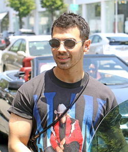 Joe Jonas Channels Bruce Lee To Defend Girlfriend Sophie Turner Joe Jonas Channels Bruce Lee To Defend Girlfriend Sophie Turner