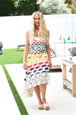 Dorit Kemsley Having fun with a Lemonade Stand With her Kids