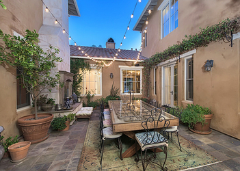 SELENA GOMEZ SELLS MANSION