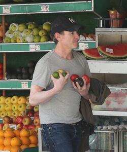 Billy Crudup buys 2 handfuls of fruit