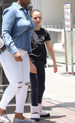 Katie Holmes shopping at high end candy store Sugarfina with her ballerina Suri Katie Holmes shopping at high end candy store Sugarfina with her ballerina Suri