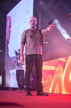 Bruce Willis lookalike at Comic Con Colombia Bruce Willis lookalike at Comic Con Colombia