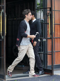 Zach Braff has Trouble With his Bike Lock