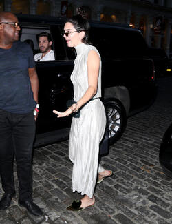 Kendall Jenner wears a fanny pack while shopping in the city Kendall Jenner wears a fanny pack while shopping in the city