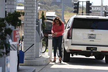 Caitlyn Jenner dressed in pink at Starbucks in Malibu