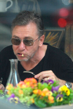 Tim Roth and wife enjoy lunch