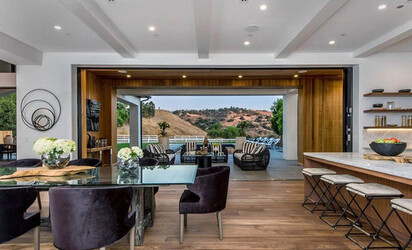 Lori Loughlin and Mossimo Giannulli have just bought this house in Hidden Hills California for 9.5 million.