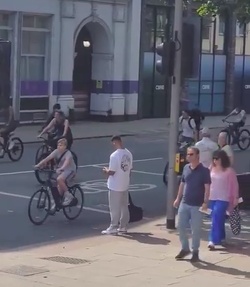 VIDEO Thief steals man s phone in broad daylight in blink and you ll miss it moment