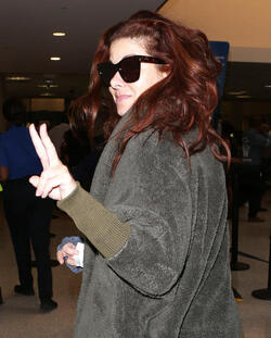Debra Messing Gets Out Of LA For The Weekend Debra Messing Gets Out Of LA For The Weekend