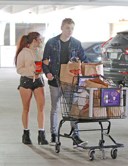 Ariel Winter Flaunts Legs Shows PDA With Boyfriend At Grocery Store Ariel Winter Flaunts Legs Shows PDA With Boyfriend At Grocery Store