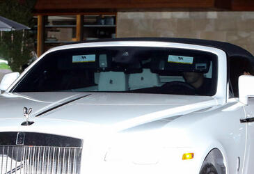 Younes Bendjima dines with beautiful women at Nobu Younes Bendjima dines with beautiful women at Nobu