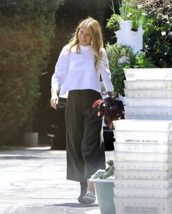 Is Gwyneth Paltrow Going For The Clown Look As She Nurses Injured Foot 