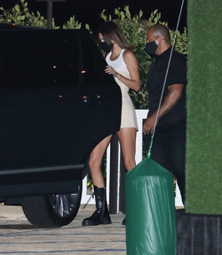 Kendall And Kylie Jenner Dine With Mom And A Slew Of Social Media Stars