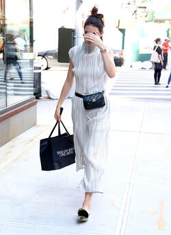 Kendall Jenner wears a fanny pack while shopping in the city Kendall Jenner wears a fanny pack while shopping in the city