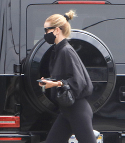 Rosie Huntington Whiteley Shows Off Her Supermodel Frame In All Black Workout Gear