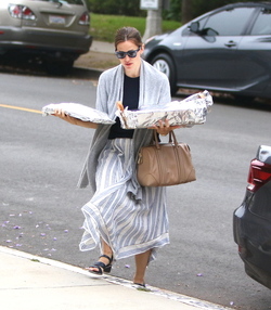 Jennifer Garner Lights Up Sunday For Her Community Jennifer Garner Lights Up Sunday For Her Community