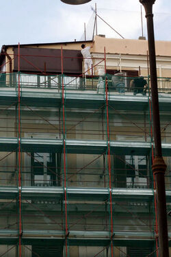 OPERAI LAVORANO SENZA PROTEZIONI