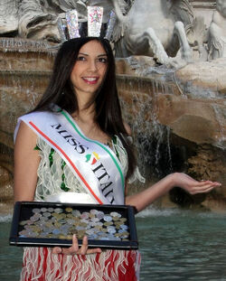 MISS ITALIA LANCIA LE LIRE A FONTANA DI TREVI