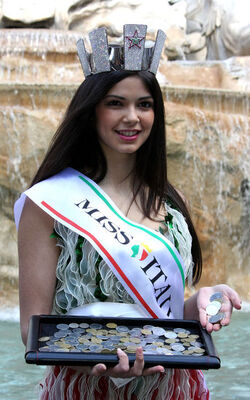 MISS ITALIA LANCIA LE LIRE A FONTANA DI TREVI