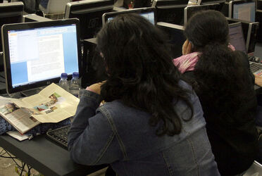 DONNE AL LAVORO CON IL COMPUTER