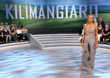 ALLE FALDE DEL KILIMANGIARO ALLE FALDE DEL KILIMANGIARO