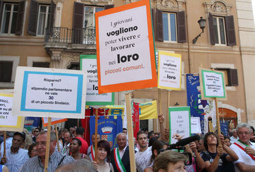 MANIFESTAZIONE PICCOLI COMUNI CONTRO MANOVRA ECONOMICA MANIFESTAZIONE PICCOLI COMUNI CONTRO MANOVRA ECONOMICA