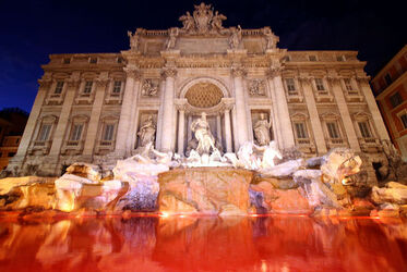 ATTO VANDALICO A FONTANA DI TREVI ATTO VANDALICO A FONTANA DI TREVI