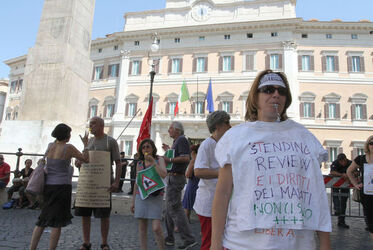 MANIFESTAZIONE LAVORATORI INIDONEI A MONTECITORIO MANIFESTAZIONE LAVORATORI INIDONEI A MONTECITORIO