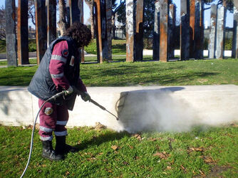 MONUMENTO AI CADUTI DI NASSYRIA IMBRATTATE