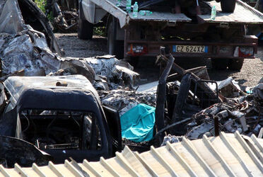 AEREO PRECIPITATO SU SFASCIACARROZZE