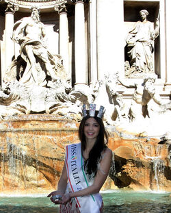 MISS ITALIA LANCIA LE LIRE A FONTANA DI TREVI