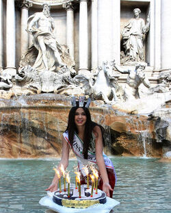 MISS ITALIA LANCIA LE LIRE A FONTANA DI TREVI