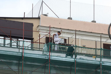 OPERAI LAVORANO SENZA PROTEZIONI