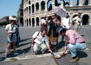 UOVA COTTE DAL FORTE CALDO DAVANTI AL COLOSSEO