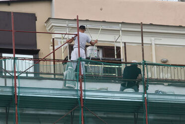 OPERAI LAVORANO SENZA PROTEZIONI