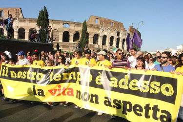 MANIFESTAZIONE CONTRO IL PRECARIATO MANIFESTAZIONE CONTRO IL PRECARIATO