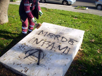 MONUMENTO AI CADUTI DI NASSYRIA IMBRATTATE