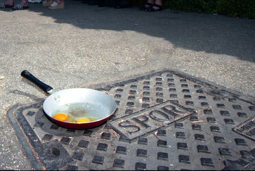 UOVA COTTE DAL FORTE CALDO DAVANTI AL COLOSSEO