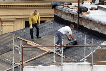 OPERAI LAVORANO SENZA SICUREZZA