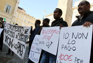 PROTESTA CONTRO AUMENTO TASSA PER PERMESSO SOGGIORNO