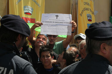 MANIFESTAZIONE PICCOLI COMUNI CONTRO MANOVRA ECONOMICA MANIFESTAZIONE PICCOLI COMUNI CONTRO MANOVRA ECONOMICA