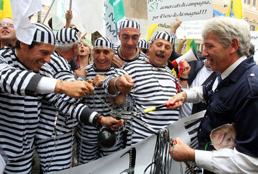 PROTESTA ASSOCIAZIONI CONSUMATORI CONTRO CARO PREZZI