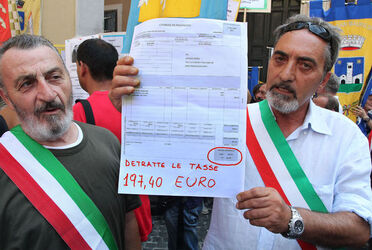 MANIFESTAZIONE PICCOLI COMUNI CONTRO MANOVRA ECONOMICA MANIFESTAZIONE PICCOLI COMUNI CONTRO MANOVRA ECONOMICA