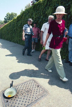 UOVA COTTE DAL FORTE CALDO DAVANTI AL COLOSSEO